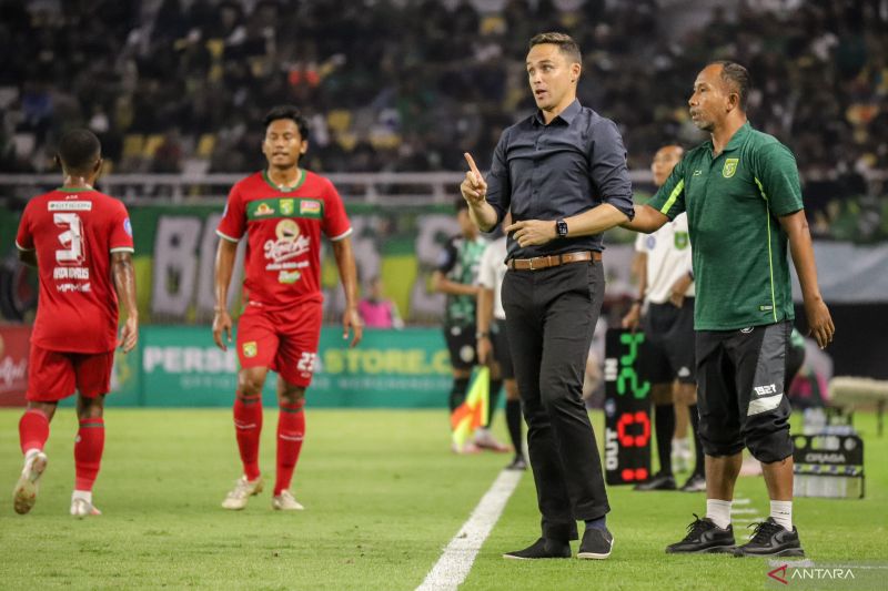 Pelatih Persebaya Paul Munster (kedua kanan) memberi instruksi kepada pemainnya saat melawan PSS Sleman pada pertandingan pekan pertama BRI Liga 1 Indonesia musim 2024/2025 di Stadion GBT Surabaya, Minggu (11/8/2024). ANTARA FOTO/Rizal Hanafi
