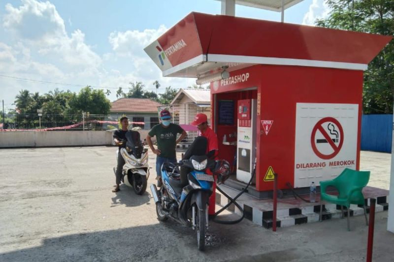 Penegemudi melakukan pengisian Bahan Bakar Minyak (BBM) yang saat ini, PT Pertamina Patra Niaga Regional Sumatera Bagian Utara (Sumbagut) sukses mengoperasikan sebanyak 127 outlet Pertamina Shop. (HO-Pertamina Sumbagut)