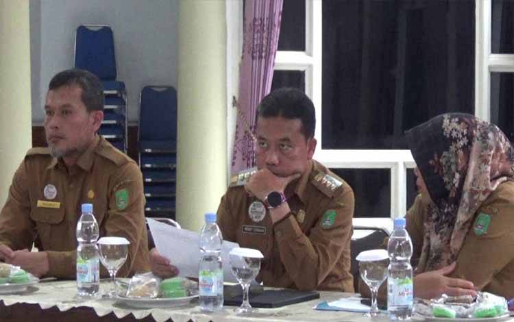 Pejabat Bupati Sukamara Rendi Lesmana mengikuti ikuti rapat koordinasi optimasi lahan dan cetak sawah Provinsi Kalimantan Tengah bersama Menteri Pertanian RI melalui zoom meeting, Selasa, 20 Agustus 2024. (FOTO:NORHASANAH)