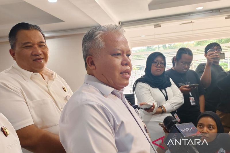 Kepala Pusat Penerangan Hukum Kejaksaan Agung Harli Siregar (tengah) menjawab pertanyaan awak media di Gedung Kejaksaan Agung, Jakarta, Selasa (20/8/2024). ANTARA/Nadia Putri Rahmani
