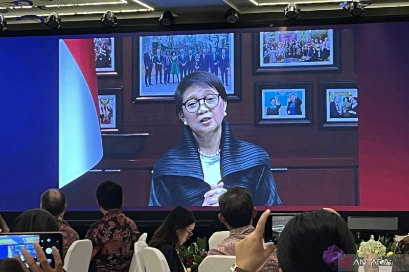 Menteri Luar Negeri RI Retno Marsudi menyampaikan sambutannya melalui siaran video dalam agenda Global Human Capital Summit 2024 oleh Global Indonesia Professionals Association (GIPA) di Jakarta, Selasa (20/8/2024). ANTARA/Nabil Ihsan.