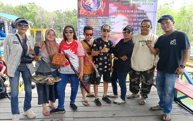 Pembagian hadiah kepada pemenang lomba memancing IWO Barito Timur, Selasa, 20 Agustus 2024. (FOTO: BOLE MALO)