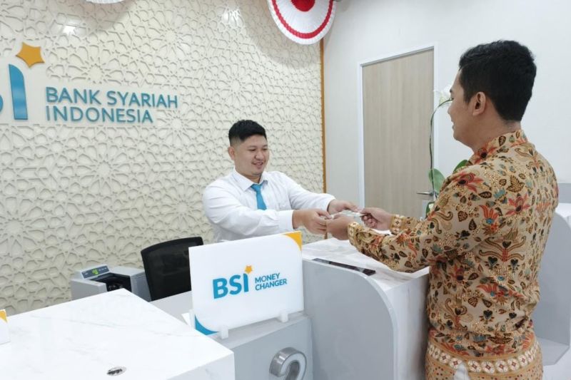 Ilustrasi - Petugas melayani transaksi nasabah di layanan BSI Money Changer, Surabaya, Jawa Timur. ANTARA/HO-BSI