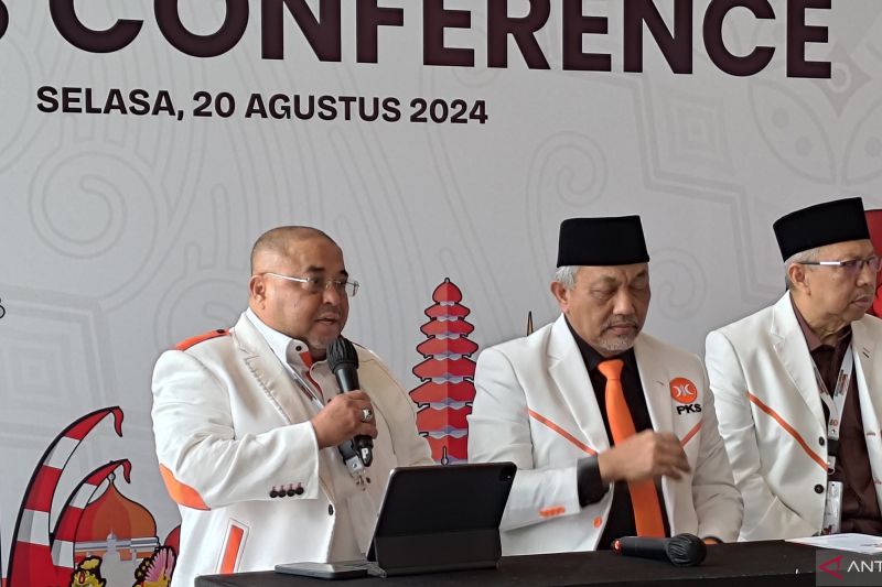 Sekjen DPP PKS Aboe Bakar Al Habsyi (kiri) dan Presiden PKS Ahmad Syaikhu (tengah) saat memberikan keterangan pers dalam agenda konsolidasi nasional di Tangerang, Banten, Selasa (20/8/2024). (ANTARA/Azmi Samsul Maarif)
