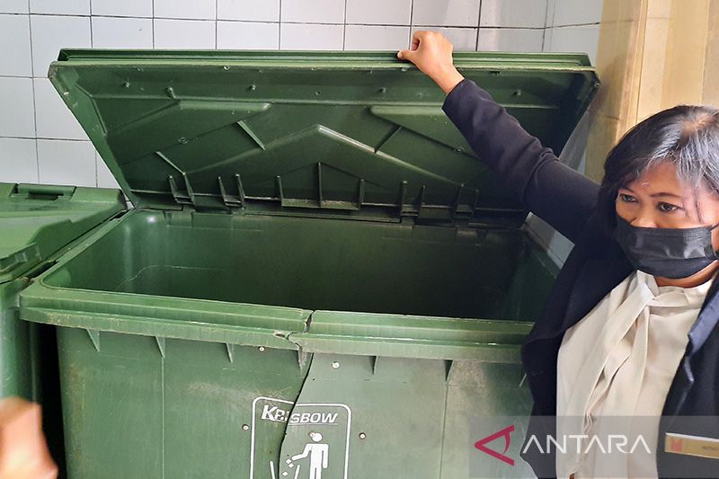 Arsip foto - Pemerintah Kota Jakarta Pusat melakukan pengecekan dan peninjauan terhadap hotel, apartemen, hingga pasar serta perusahaan dalam penerapan lokasi tempat penampungan sementara (TPS) limbah sampah di wilayah Jakarta Pusat, Senin (21/11/2022). ANTARA/Ulfa Jainita/aa.