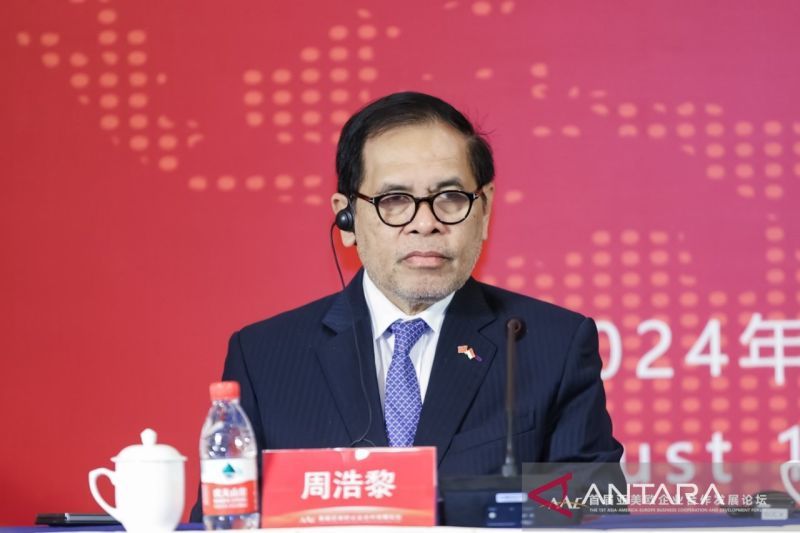 Duta Besar RI untuk Tiongkok dan Mongolia Djauhari Oratmangun dalam konferensi pers penyelenggaraan "The 1st Asia America Europe Business Cooperation and Development Forum" di Beijing, China pada Senin (19/8) (ANTARA/HO-KBRI Beijing)