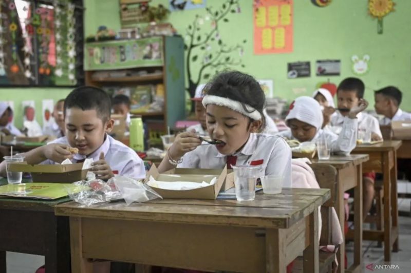 Siswa menyantap makanan saat pelaksanaan uji coba makan bergizi gratis di SDN 07 Cideng, Jakarta, Senin (19/8/2024). (ANTARA FOTO/Muhammad Ramdan/tom).