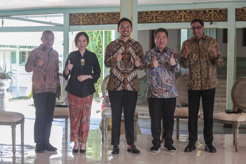 (Kiri ke Kanan) Yura Syahrul (Chief Editor Katadata), Christin Djuarto (Direktur Eksekutif Shopee Indonesia), K.G.P.A.A Mangkoenagoro X (Pengageng Mangkunegaran), Roderick Purwana (Managing Partner East Ventures) dan Vikram Sinha (CEO Indosat Ooredoo Hutchison). ANTARA/HO-Katadata