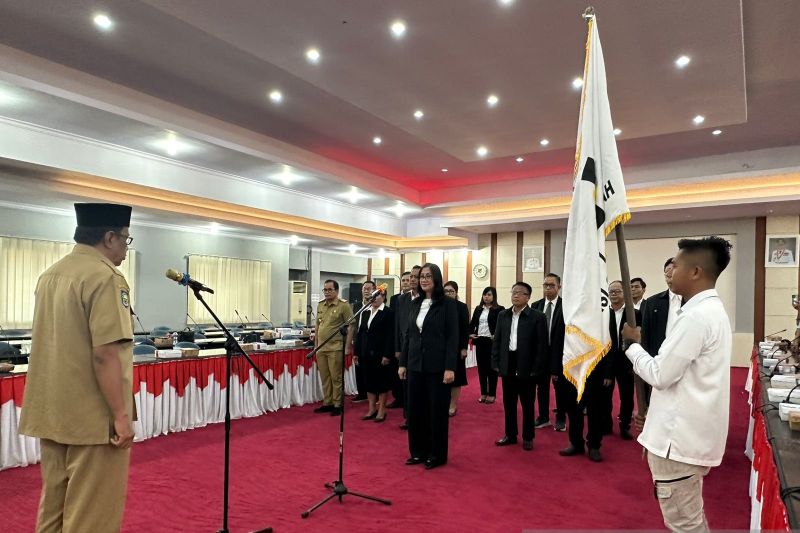Asisten I Bidang Pemerintahan dan Kesta Fahrudin D yambas melantik dan mengambil sumpah Ketua LPPD Sulteng Diah Agustiningsih Entoh berlangsung di Palu, Selasa (20/8/2024). ANTARA/Kristina Natalia