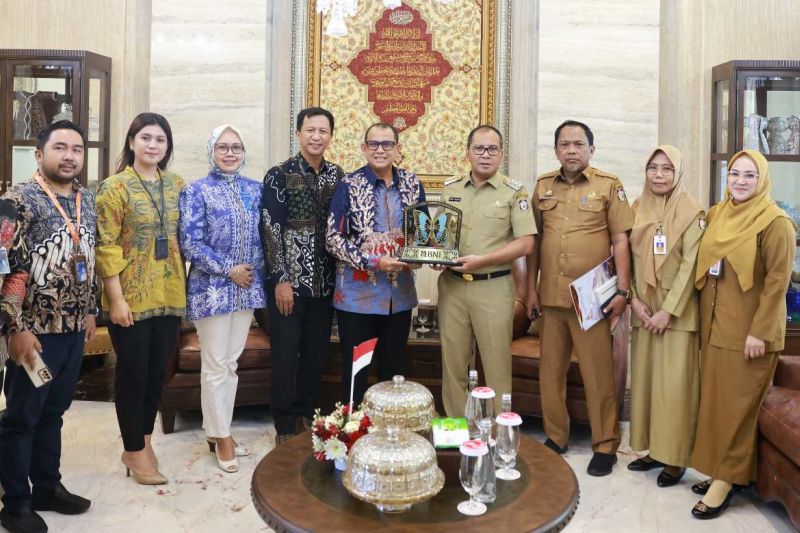 Wali Kota Makassar Moh Ramdhan Pomanto saat menerima kunjungan silaturahmi dari pihak PT BNI Cabang Makassar di kediaman pribadinya, di Jalan Amirullah Makassar, Sulawesi Selatan, Selasa (20/8/2024). ANTARA/HO/Pemkot Makassar