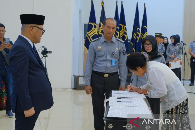Kakanwil Kemenkumham NTB, Parlindungan menyaksikan penandatangan dokumen Siltje Aplonia Nona usai disumpah menjadi Warga Negara Indonesia (WNI) di Aula Kantor Kanwil Kemenkumham NTB di Mataram, Selasa (20/8/2024). (ANTARA/Kemenkumham NTB).