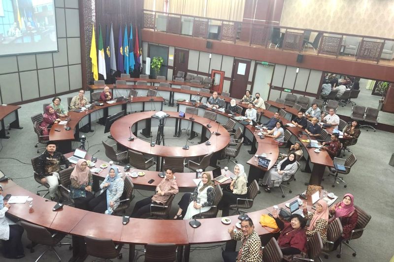 Dewan Guru Besar Universitas Indonesia (DGB UI) bekerja sama dengan Keraton Kanoman menggelar lokakarya dengan tema "Pelestarian Alam, Budaya, dan Penguatan Daya Saing Pasar Keraton Kanoman Cirebon" di Kampus Universitas Indonesia. (ANTARA/HO-DGB UI)