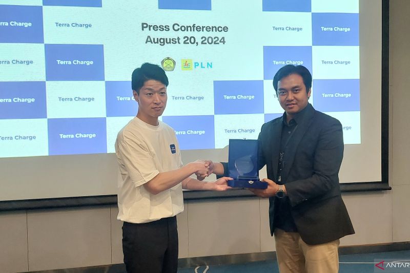 Vice President Pengembangan dan Komersialisasi Produk Niaga PT PLN (Persero) Rudiana Nurhadian (kanan) bersama Managing Director of Terra Charge Indonesia Go Suzuki (kiri) dalam peluncuran Terra Charge di Jakarta, Selasa (20/8/2024). (ANTARA/Adimas Raditya)