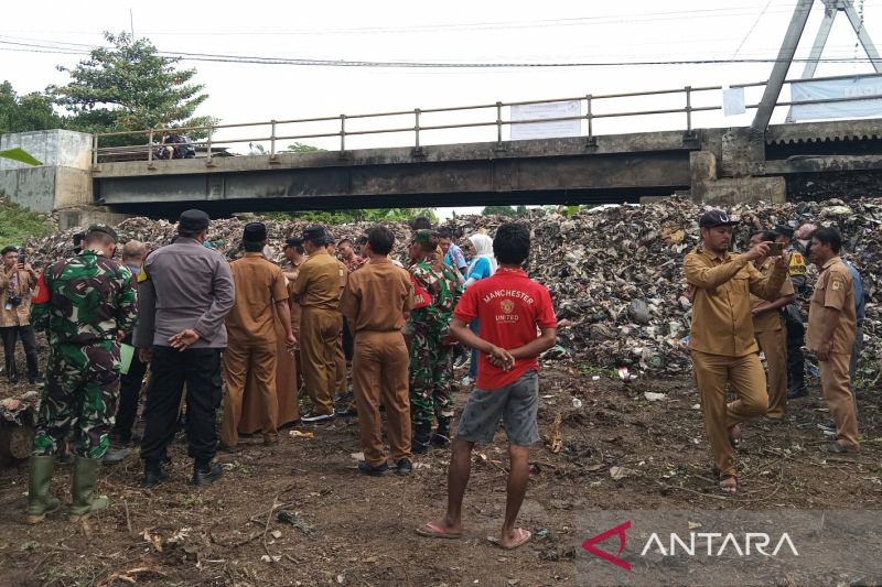 Petugas dan pejabat Pemkab Cirebon melakukan kegiatan bersih-bersih kawasan pesisir dari sampah di Cirebon, Jawa Barat. (ANTARA/Fathnur Rohman)