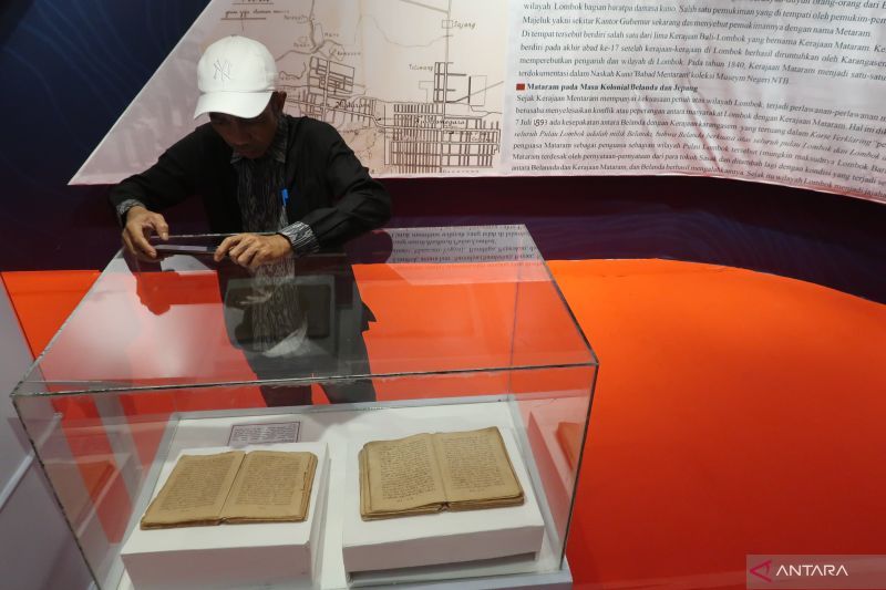 Pengunjung memotret naskah kuno serat manak yang menjadi sumber cerita wayang Sasak di Museum NTB, Kota Mataram, Selasa (20/8/2024). (ANTARA/Sugiharto Purnama)
