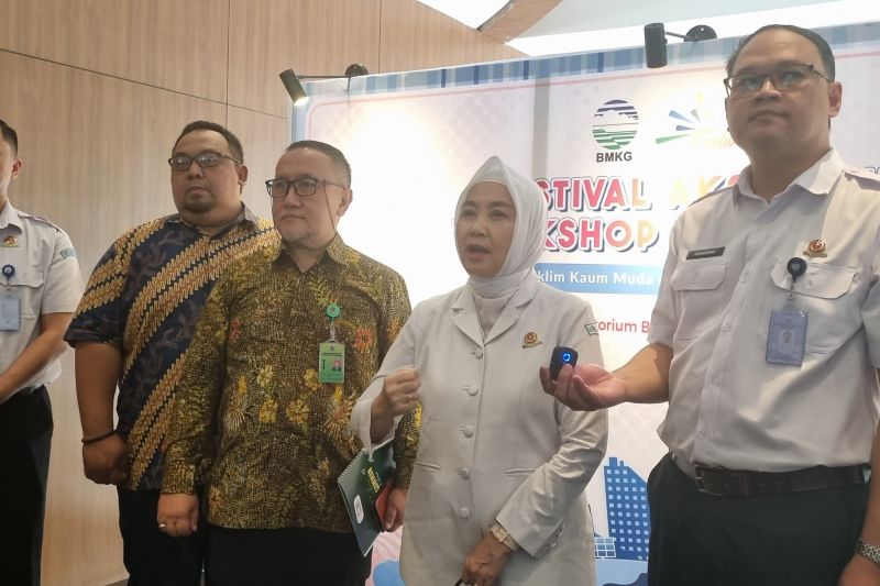 Kepala Badan Meteorologi Klimatologi dan Geofisika Dwikorita Karnawati (kedua kanan) dalam konferensi pers di Jakarta, Selasa (20/8/2024). (ANTARA/Anita Permata Dewi)
