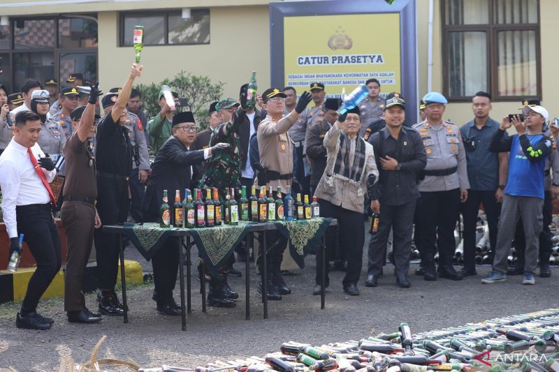 Kapolres Cianjur, Jawa Barat AKBP Rohmat Yongky Dilatha bersama Forkopimda Cianjur memunsahkan barang bukti ribuan knlapot bising dan botol miras di halaman Polres Cianjur, Selasa (20/8/2024). ANTARA/Ahmad Fikri