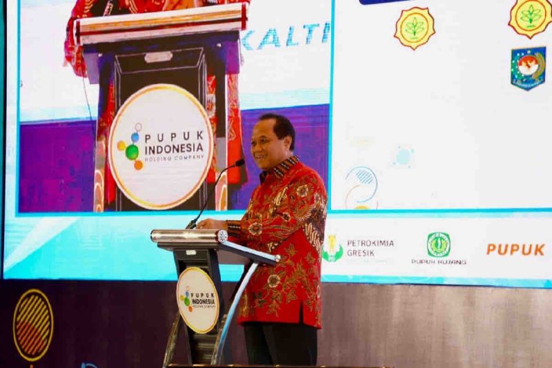 Direktur Pemasaran Pupuk Indonesia Tri Wahyudi Saleh memberi sambutan dalam acara "Pembinaan Distributor Pupuk Bersubsidi & Apresiasi Kinerja Semester 1 2024" yang digelar hybrid dari Surabaya, Jawa Timur, Selasa (20/8/2024). ANTARA/HO-Humas Pupuk Indonesia