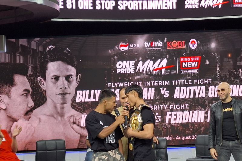 Petarung MMA, Billy Pasulatan dan Aditya Ginting dalam sesi konferensi pers sebelum pertarungan perebutan sabuk juara interim kelas terbang 56 kg One Pride MMA 81 di Jakarta, Selasa (20/8/2024). (ANTARA/FAJAR SATRIYO)