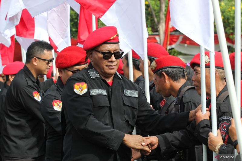 Komandan Satgas Nasional Cakra Buana PDI Perjuangan Komarudin Watubun (tengah) menjabat tangan anggota Satgas Cakra Buana PDI Perjuangan saat Apel Satgas PDI Perjuangan di Tugu Pahlawan, Surabaya, Jawa Timur, Sabtu (3/8/2024). . ANTARA FOTO/Didik Suhartono/foc.
