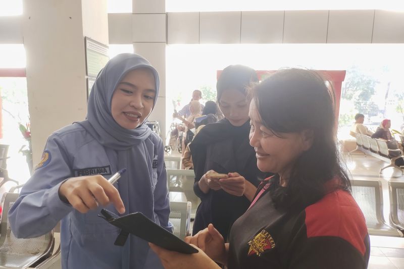 Kepala Dinas Kependudukan dan Catatan Sipil, Kota Bandarlampujg Febriana saat melayani warga dalam memggunakan sistem aplikasi Identitas Kependudukan Digital (IKD), di Bandarlampung, Selasa (20/8/2024). ANTARA/Dian Hadiyatna