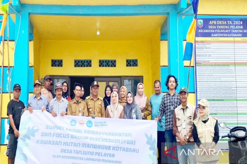 Tim ULM dari UPA LLB dipimpin Hafiziannor dan Susilawati, dua dosen Fakultas Kehutanan ULM bersama perangkat desa dan penduduk guna menyerap aspirasi masyarakat di wilayah pesisir Kotabaru yang menjadi lokasi lahan mangrove dikelola ULM. (ANTARA/Firman)