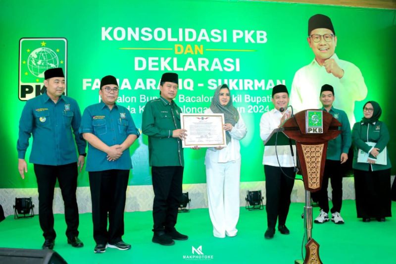Calon Bupati Pekalongan Fadia Arafiq sedang menerima rekomendasi dari PKB sebagai salah satu partai pengusung pasangan Fadia Arafiq-Sukirman. (ANTARA/HO-Humas Kabupaten Pekalongan)