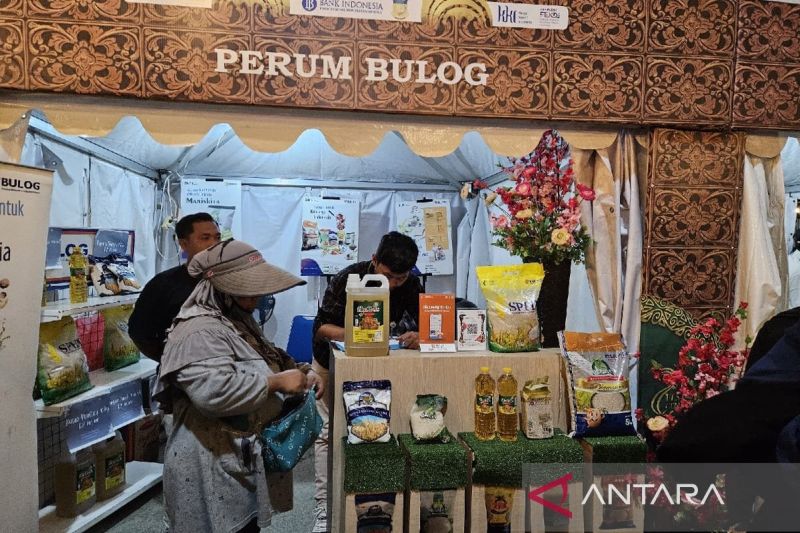 Produk Bulog yang di jual pada salah satu kegiatan di Kota Jayapura, Papua (ANTARA/Qadri Pratiwi)