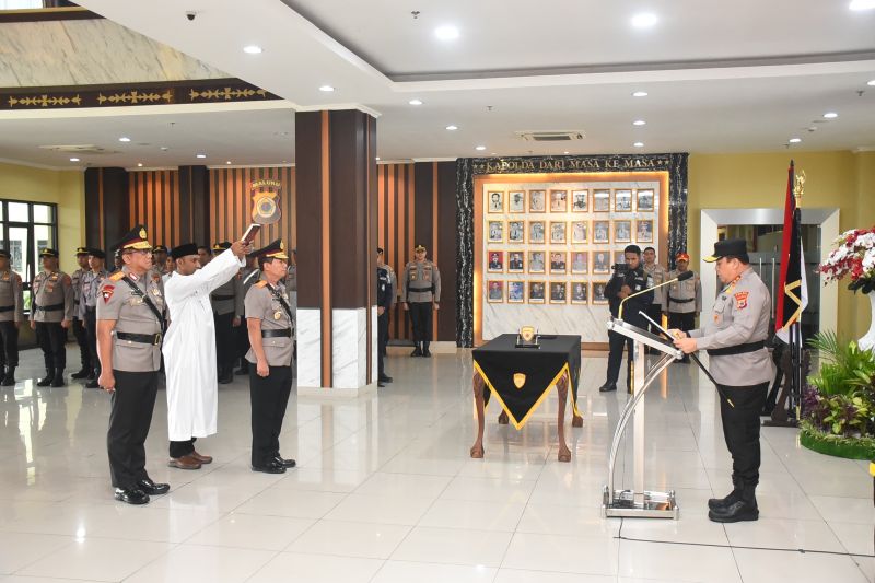 Pengambilan sumpah Wakapolda Maluku pada Upacara Sertijab, di Ambon, Selasa (20/8/2024). (ANTARA/Winda Herman)