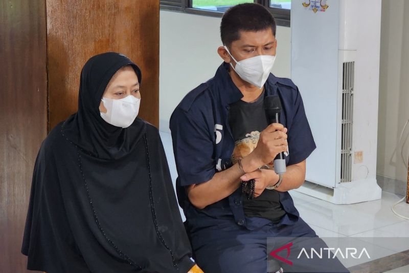 AS, mantan Kepala Desa Bedono, Kabupaten Demak (kanan), tersangka dugaan penipuan dan penghelapan dalam transaksi jual beli lahan yang terkena proyek Jalan Tol Semarang-Demak dihadirkan saat pers rilis di Mapolrestabes Semarang, Selasa (20/8/2024). (ANTARA/I.C. Senjaya)