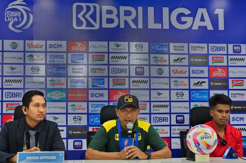 Pelatih Barito Putera Rahmad Darmawan (tengah) menjawab pertanyaan pewarta pada konferensi pers setelah pertandingan Liga 1 melawan Persija Jakarta di Jakarta International Stadium, Sabtu (10/8/2024). (ANTARA/RAUF ADIPATI)