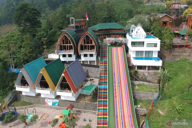 Tempat rekreasi Villa Khayangan di Jalur Puncak II, Sukamakmur, Kabupaten Bogor, Jawa Barat, Selasa (20/8/2024). ANTARA/M Fikri Setiawan