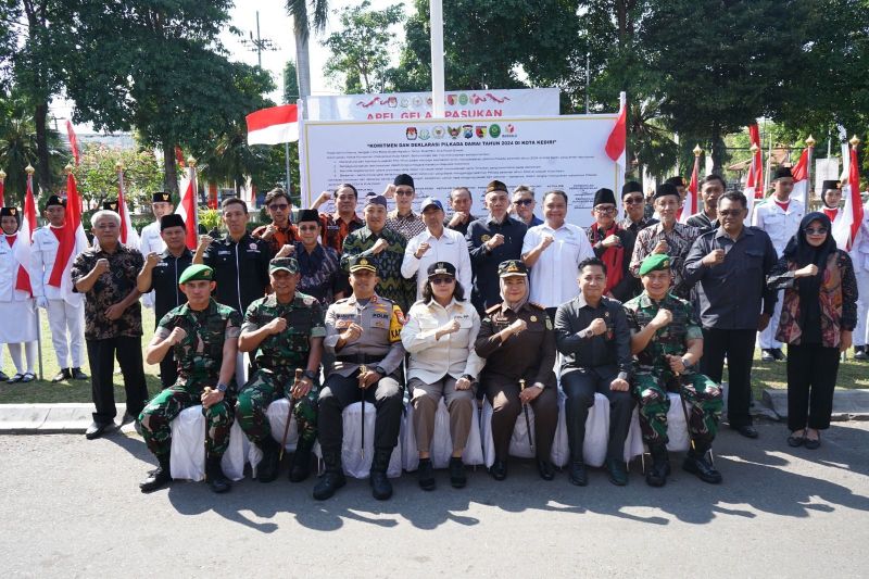 Kapolres Kediri Kota AKBP Bramastyo Priaji dengan Pj Wali Kota Kediri Zanariah dan jajaran Forkopimda Kediri di Kediri, Jawa Timur. Polres Kediri Kota melibatkan sebanyak 576 personel untuk pengamanan dalam Pemilihan Kepala Daerah (Pilkada) 2024 yang digelar serentak. ANTARA/ HO-Pemkot Kediri