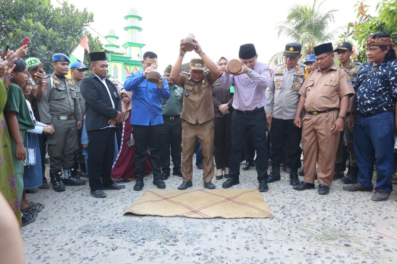 Pemecahan kendi tanda dimulai pembangunan jalan kabupaten di Desa Raman Jaya, Kecamatan Belitang II, OKU Timur, Sumsel. ANTARA/HO/Diskominfo