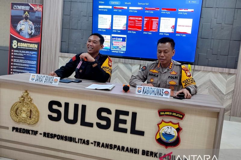 Dansat Brimob Polda Sulsel Kombes Pol Heru Novianto (kiri) didampingi Kabid Humas Polda Sulsel Kombes Pol Didik Supranoto (kanan) menjawab pertanyaan wartawan saat konferensi pers persiapan Turnamen Bola Voli Kapolri Cup Zona Delapan di Loby Kantor Markas Polda Sulawesi Selatan, Makassar, Selasa (20/8/2024). ANTARA/Darwin Fatir.