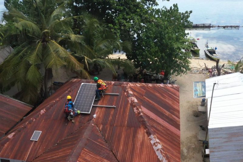 Petugas PLN tengah memasang panel surya instalasi SuperSun di Pulau Polewali, Kabupaten Pangkep. ANTARA/HO-Humas PLN