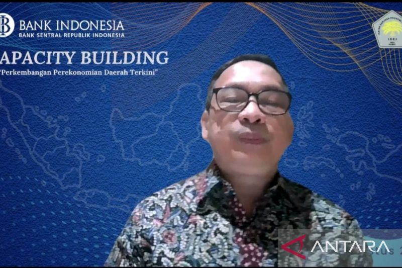 Direktur Departemen Regional Bank Indonesia (BI) M Firdauz Muttaqin berbicara dalam acara Capacity Building: Perkembangan Perekonomian Daerah Terkini di Jakarta, Selasa (20/8/2024). ANTARA/Martha Herlinawati Simanjuntak