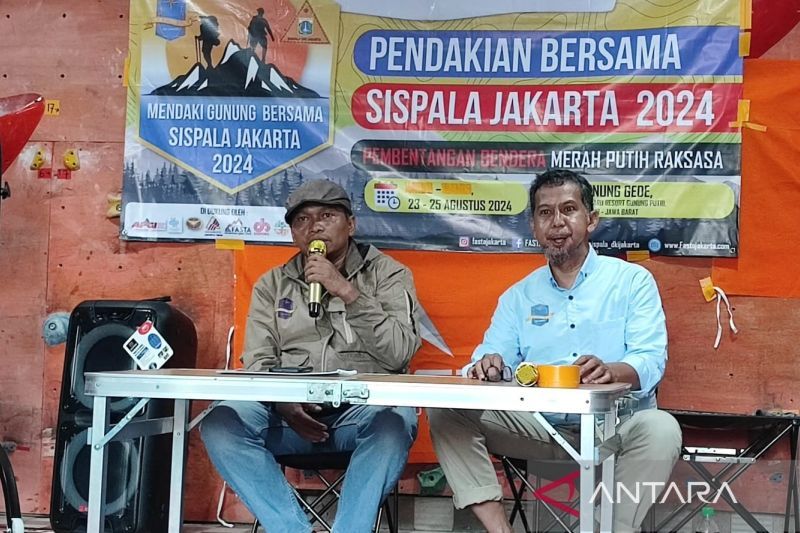 Ketua Forum Siswa Pencinta Alam (Fasta) DKI Jakarta Adjie Risbawan (kiri) bersama Ketua Panitia Pendakian Bersama Sispala DKI Jakarta, Dedi Satria saat memberikan keterangan pers di Jakarta, Selasa (20/8/2024). ANTARA/Syaiful Hakim