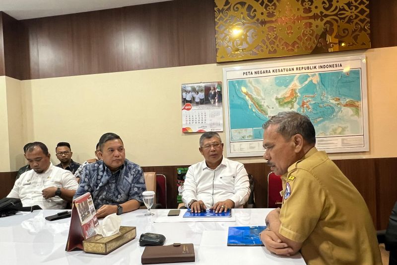 (ki-ka) - Kepala Badan Pengelolaan Perbatasan Daerah (BP2D) Provinsi Kepulauan Riau Doli Boniara bersama Bupati Kepulauan Anambas Abdul Haris (tengah), audiensi dengan Sekretaris Utama (Sestama)/Deputi 1 Badan Nasional Pengelolaan Perbatasan (BNPP) RI Robert Simbolon di Kantor BNPP RI Jakarta, Senin (12/8/2024). (ANTARA/HO-BP2D Provinsi Kepri)
