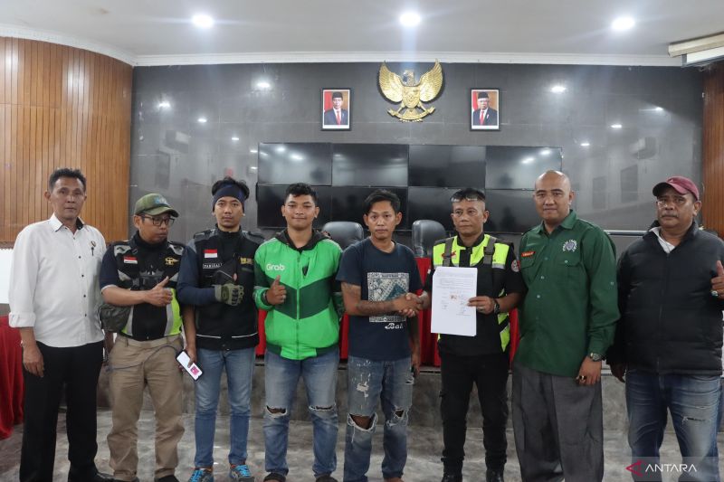 Perwakilan sopir angkot dan transportasi daring sepakat islah di depan jajaran Polres Sukabumi Kota pada Selasa (20/8/2024). ANTARA/Aditya Rohman