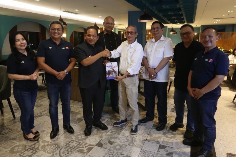 Penjabat Wali Kota Tangerang Nurdin menyerahkan buku laporan hasil uji coba makan bergizi gratis kepada Ketua Tim 5 Dewan Pertimbangan Presiden Taviota Bay di Hotel Royal Krakatau Cilegon, Selasa (20/8/2024) malam. ANTARA/HO-Pemkot Tangerang
