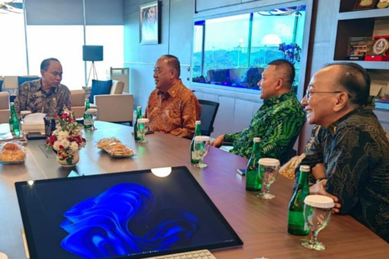 Ketua Umum KONI Pusat Marciano Norman (kedua kiri) bersama Menteri Komunikasi dan Informatika Budi Arie Setiadi (pertama kiri) menggelar pertemuan bersama untuk memperkuat kolaborasi menggaungkan informasi terkait PON Aceh-Sumut di Jakarta, Selasa (20/8/2024). (ANTARA/HO-Humas KONI Pusat)