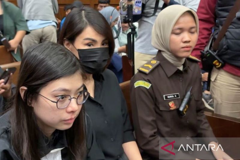 Manajer PT Quantum Skyline Exchange Helena Lim (tengah) saat menunggu sidang perdana di Pengadilan Tipikor Jakarta, Rabu (21/8/2024). ANTARA/Azhfar Muhammad