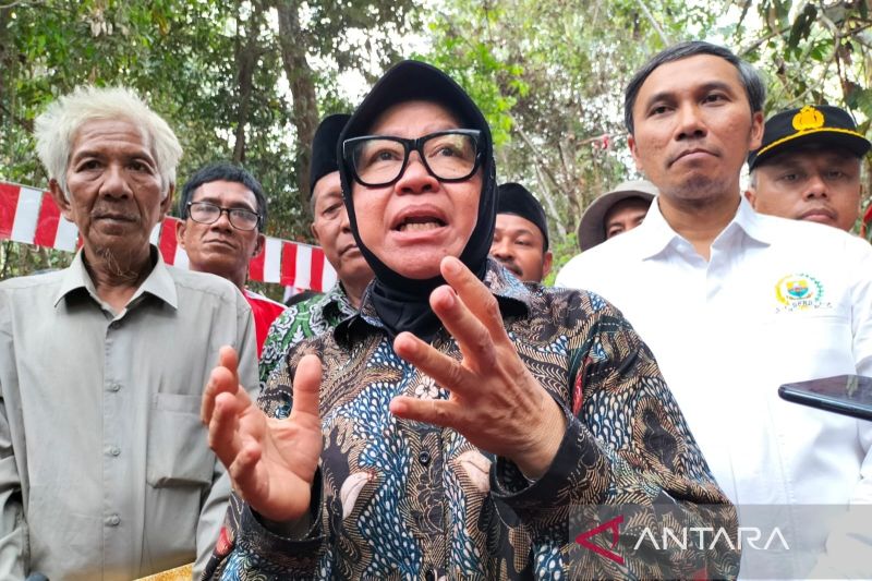 Photo archive of Social Affairs Minister Tri Rismaharini (middle) explaining about the welfare program for the Suku Anak Dalam community in Batanghari, Jambi, Tuesday (August 20, 2024). (ANTARA/M Riezko Bima/rst)