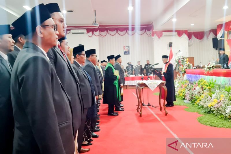 Ketua Pengadilan Negeri Situbondo Achmad Rasjid melantik dan ambil sumpah anggota DPRD masa bakti 2024-2029 di Gedung DPRD Situbondo, jawa Timur. Rabu (21/8/2024) ANTARA/Novi Husdinariyanto