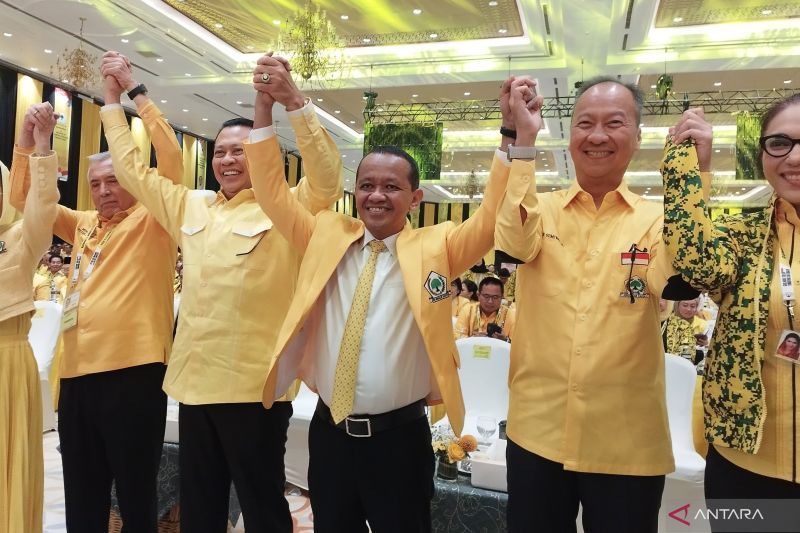 Ketua Umum baru Partai Golkar Bahlil Lahadalia bersama elit partai lainnya, Bambang Soesatyo dan Agus Gumiwang Kartasasmita di Jakarta Convention Center, Jakarta, Rabu (21/8/2024). ANTARA/Bagus Ahmad Rizaldi.