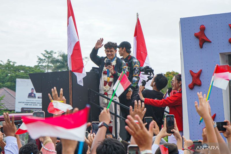 Veddriq Leonardo, atlet panjat tebing peraih medali emas Olimpiade Paris 2024 diarak keliling kota. (ANTARA/Dedi)