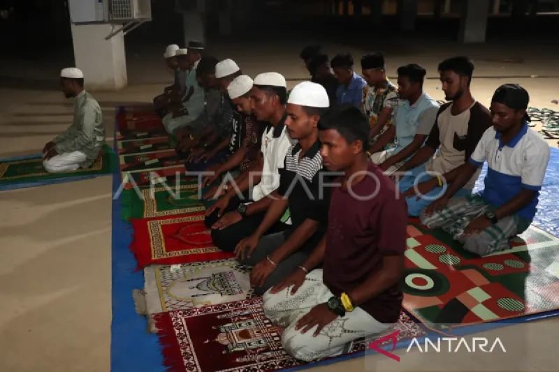 Ilustrasi - Sejumlah pengungsi Rohingya saat melakukan shalat berjamaah di Balai Meuseuraya Aceh (BMA), Banda Aceh, Minggu (17/3/2024) (ANTARA FOTO/Irwansyah Putra)