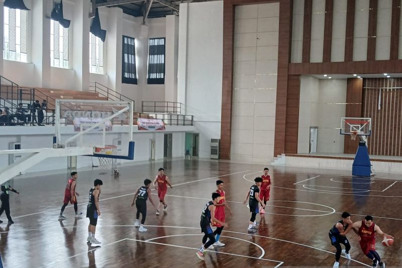 Sejumlah atlet Basket sedang melakukan test event PON Aceh-Sumut, di Banda Aceh, Selasa (21/8/2024) (ANTARA/Rahmat Fajri)