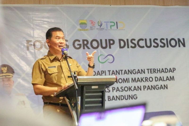 Pj Sekretaris Daerah Kota Bandung, Dharmawan saat memberikan keterangan di Kota Bandung, Jawa Barat, Rabu (21/8/2024). (ANTARA/Rubby Jovan)